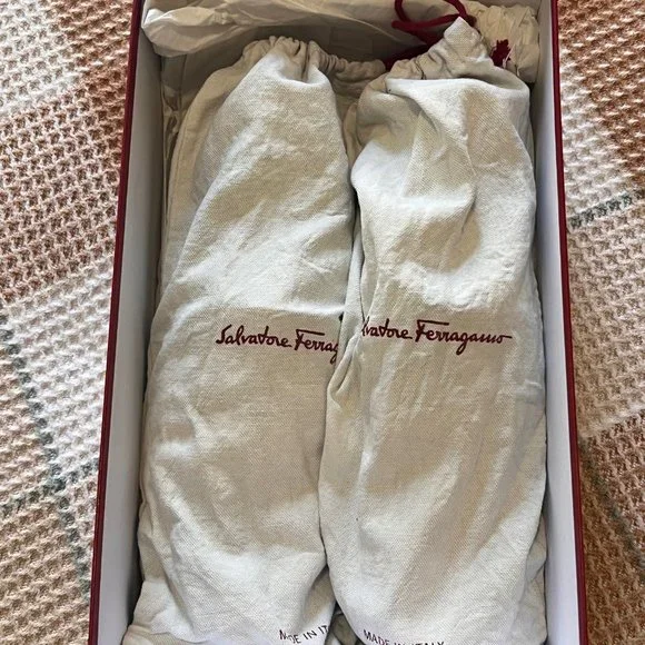 FERRAGAMO - Men's Textured Calfskin Gancini Loafer (+ LIGHT BROWN BELT) - Picture 7 of 11